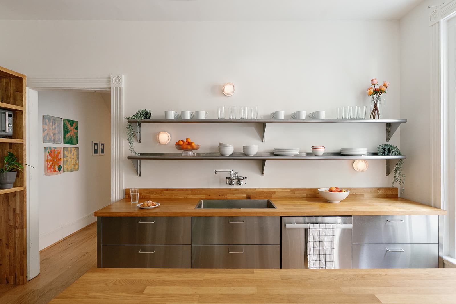 The kitchen, with open shelves over the counter